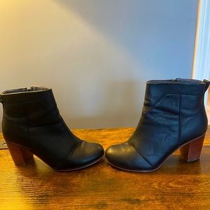 Toms size 7 black boots